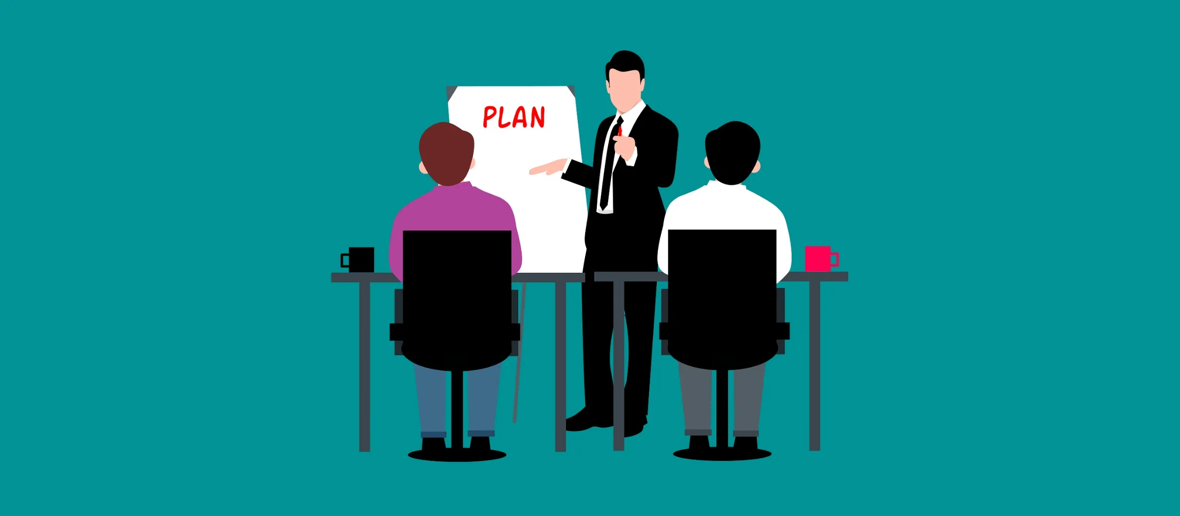 Illustration: Eine Person im Anzug steht vor einem Flipchart mit der Aufschrift „PLAN" und zeigt darauf, während zwei Personen von hinten an Schreibtischen mit Kaffeetassen sitzen und zuhören, vor türkisfarbenem Hintergrund.